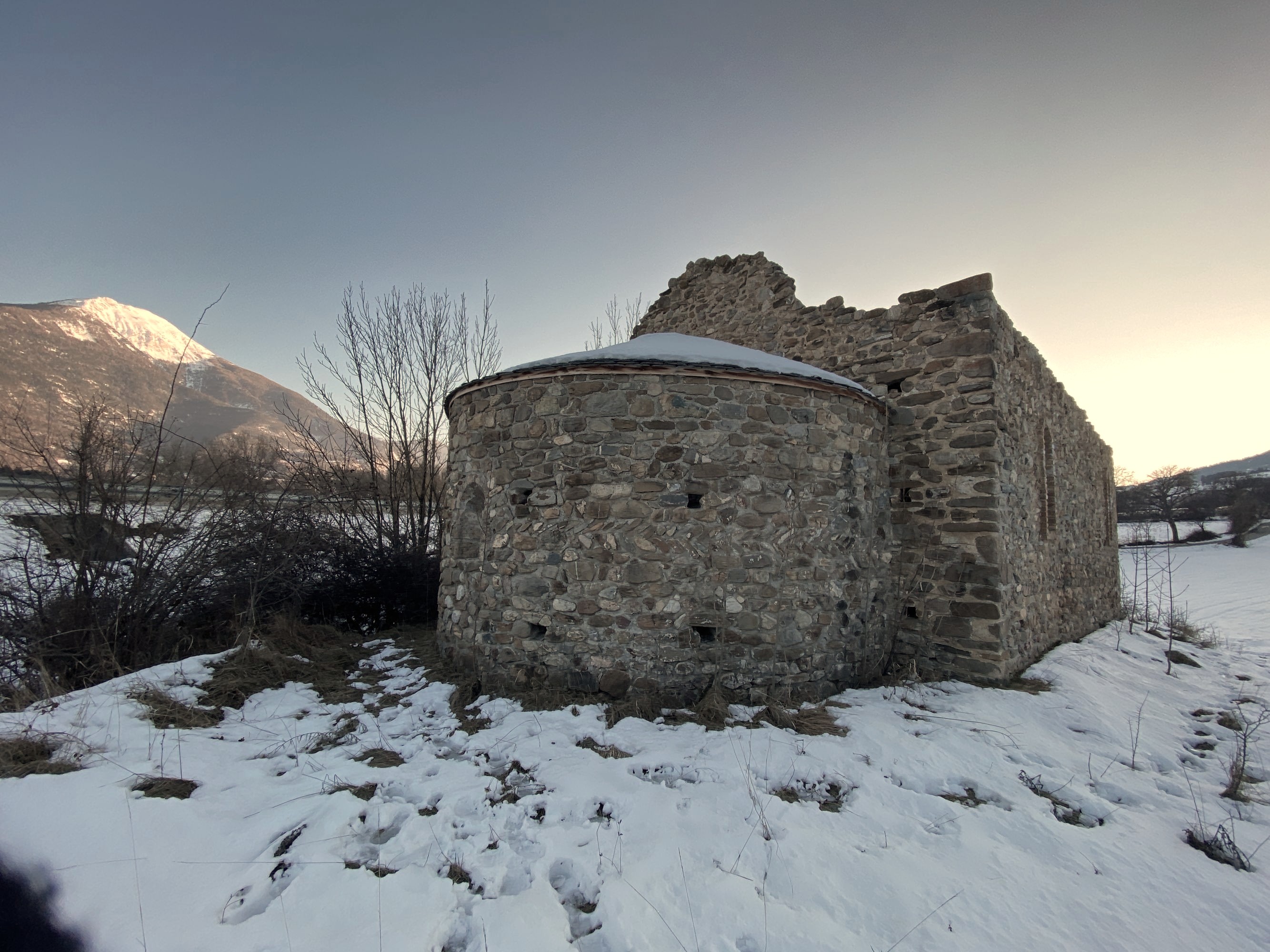 Vue du chevet de la chapelle Sainte-Catherine à Châteauroux-les-Alpes.
