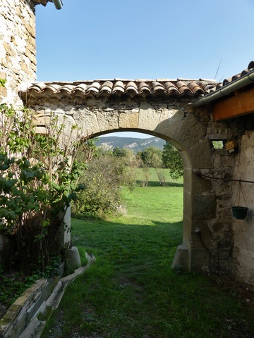 Cour. Portail oriental, vue prise de l'ouest.
