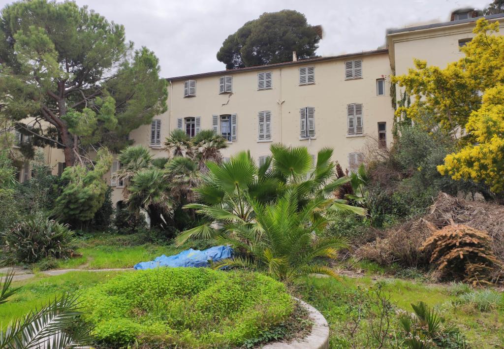 couvent et pensionnat du Saint-Sacrement, appelé aussi Pavillon Saint-Louis ou Villa Marie-Joseph, puis maison de retraite Saint-Charles, actuellement sans affectation