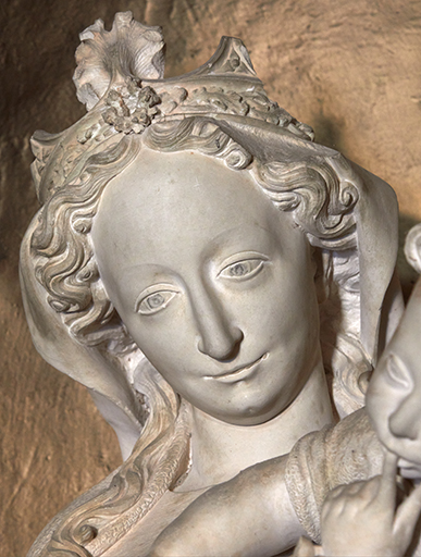 Vue rapprochée du visage de la Vierge.