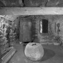 L'ancien cellier : la cuve à fouler et la pierre de contrepoids du pressoir.