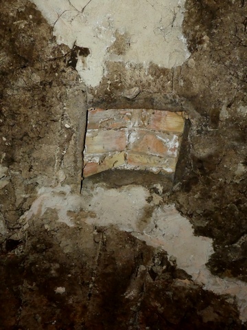 Partie nord. Etage de soubassement, cellier. Trappe vinaire aménagée dans la voûte.