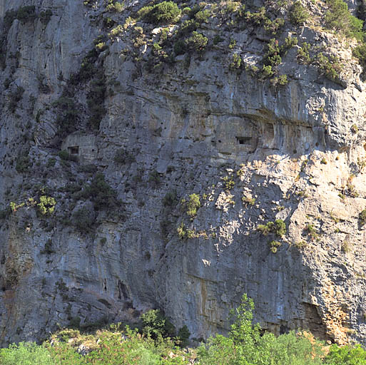 Ouvrage d'infanterie n° 92 dit du Rocher des Nids : détail de deux petits blocs insérés dans la paroi rocheuse.