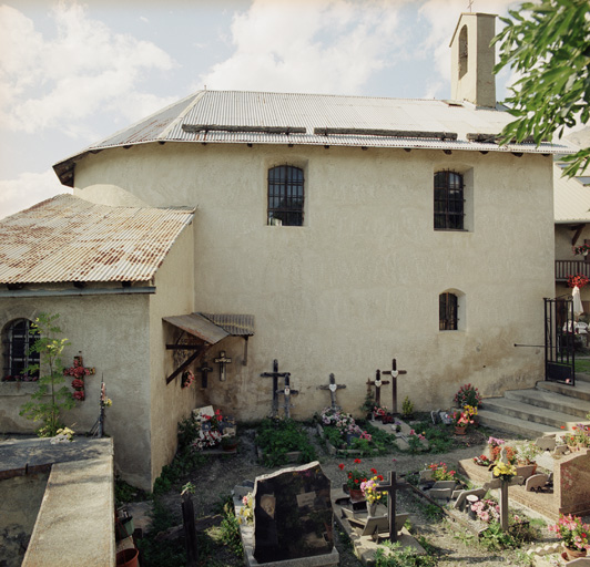 Vue de l'élévation est, depuis le cimetière.