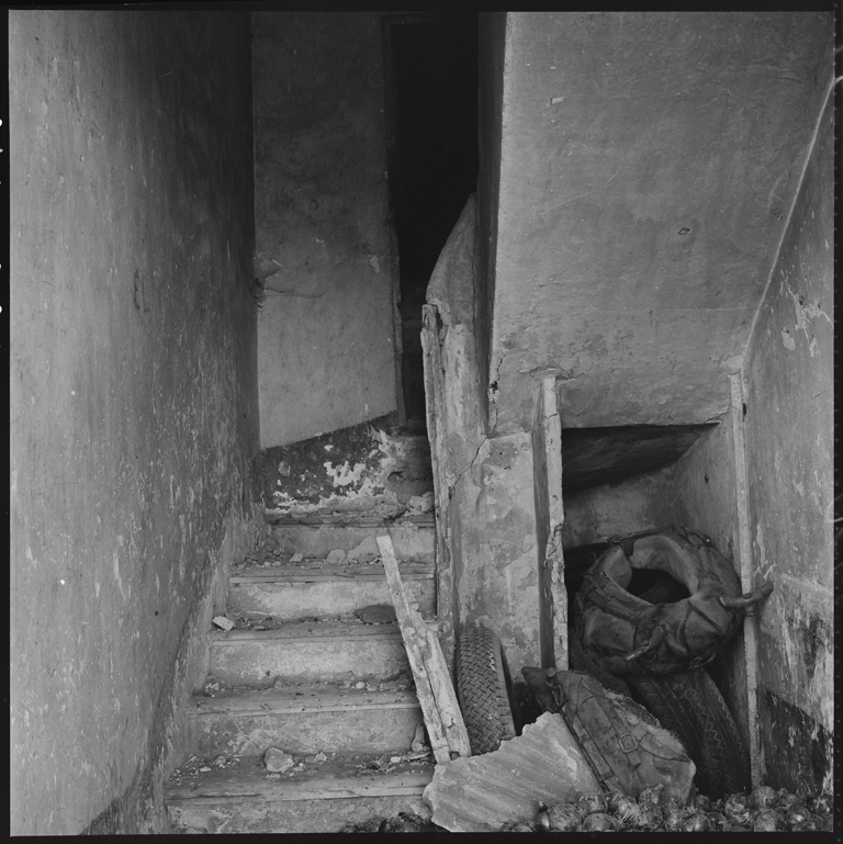 Rez-de-chaussée. Départ de l'escalier.