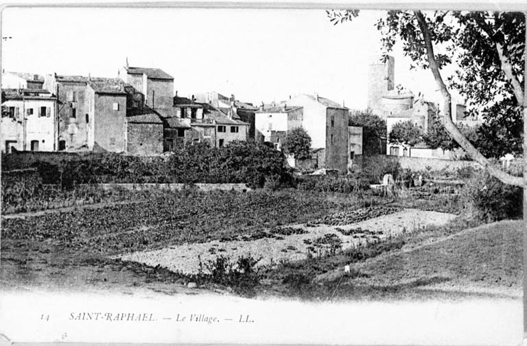 Saint-Raphaël. Le Village.