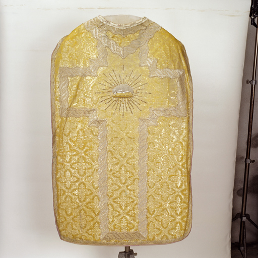ensemble de vêtements liturgiques : chape, chasuble, 2 dalmatiques, étole, 3 manipules, bourse de corporal, voile de calice (ornement doré)