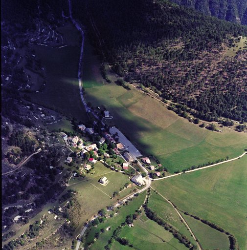 L'ancien village de La Colle Saint-Michel devenu écart de Thorame-Haute. Vue aérienne oblique de l'écart depuis le nord-ouest.