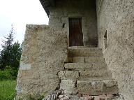 Escalier extérieur en L et palier couvert. Ferme du Brusc (Châteauneuf-de-Chabre).