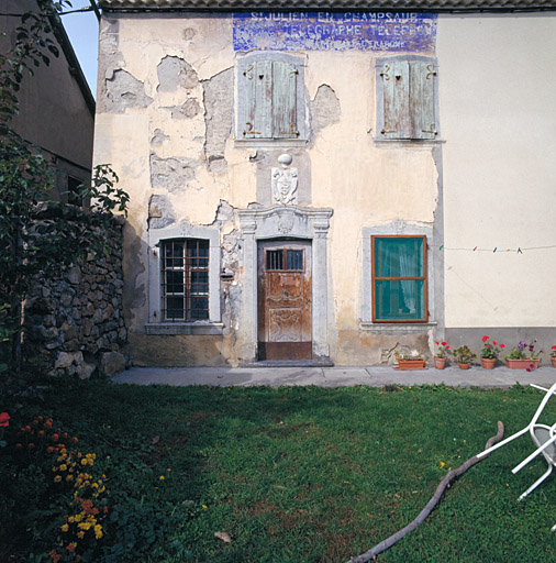 Décor d' élévation extérieure : porte, fenêtres (4), bas-relief