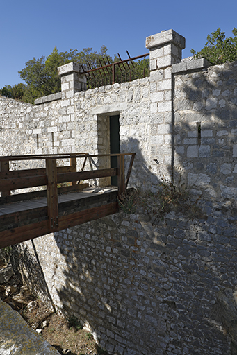 Front de gorge de l'enceinte : détail de la porte de l'ouvrage avec créneaux, vue de l'extérieur.