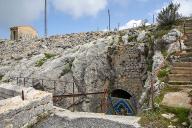 Porte d'entrée (murée) du souterrain-caverne au fond de la courette encaissée de l'ancienne porte