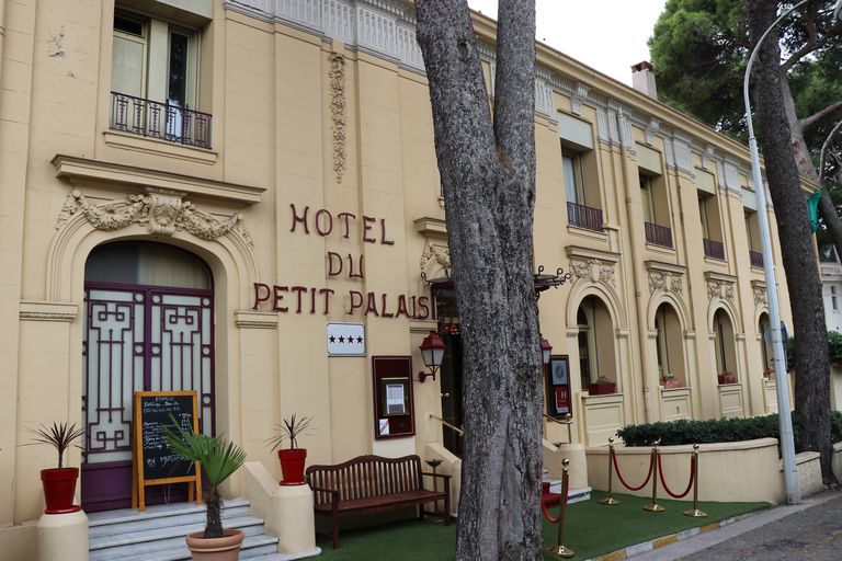 immeuble devenu hôtel de voyageurs dit Hôtel Le Petit Palais ou Hôtel du Petit Palais