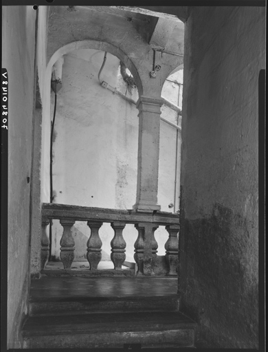 Escalier, premier palier, arcades du mur sud de la cage.