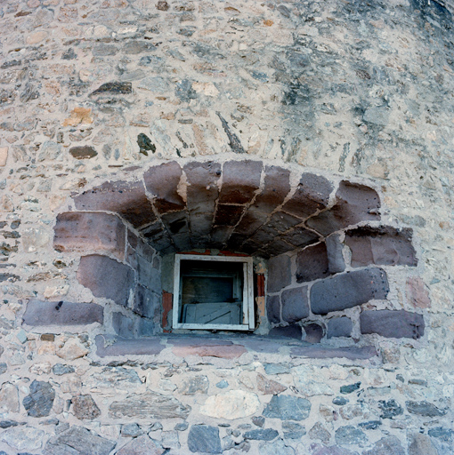 Tour du Portalet, au nord-ouest de l'enceinte, détail d'embrasure.