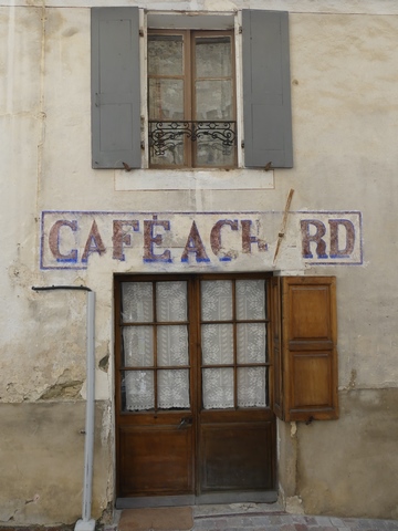 Elévation ouest, premier et second niveaux. Porte du café et fenêtre d'une chambre.