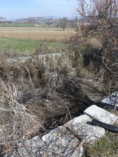 Bassin d'arrosage sur une source, au quartier du Prieuré.