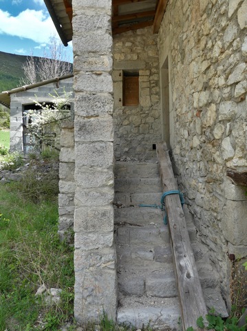 Elévation ouest, premier niveau. Escalier extérieur couvert, sur logette.