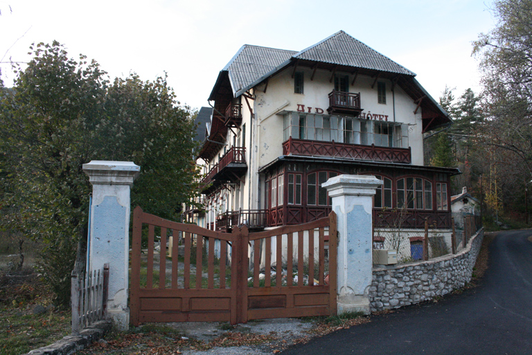 Beauvezer. Alp-Hôtel. Vue d'ensemble de la façade est avec portail au premier plan.