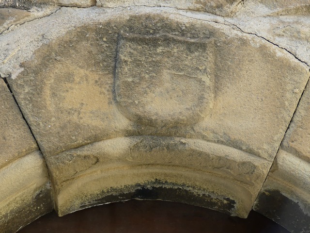 Elévation est, premier niveau. Porte, détail de l'écusson.