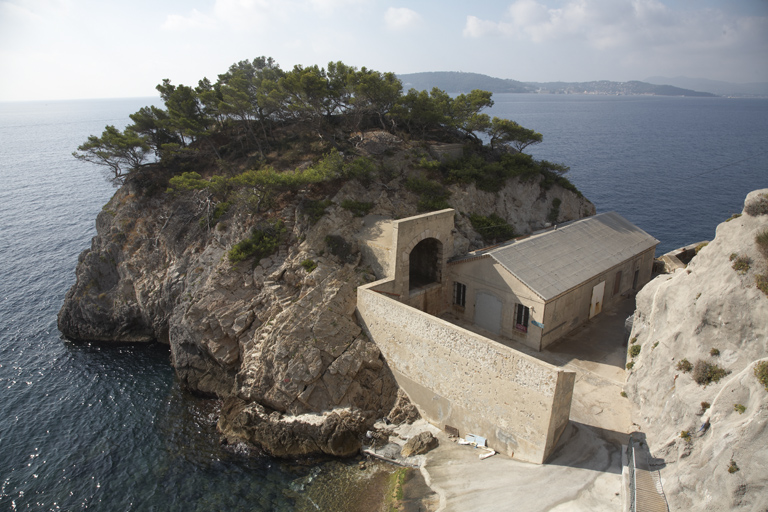 Rocher de tête du cap avec cour, entrée du souterrain, bâtiment du poste optique 1905.