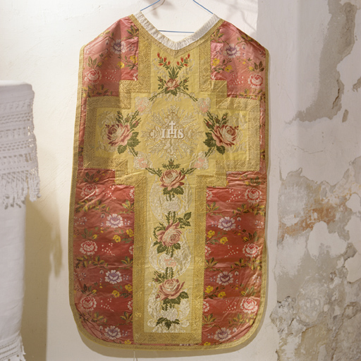 ensemble de vêtements liturgiques : chasuble, étole, manipule, bourse de corporal, voile de calice (ornement rouge)