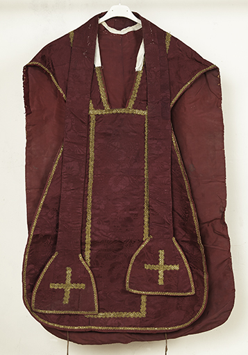 Ornement rouge : chasuble, étole, manipule, bourse de corporal, pale