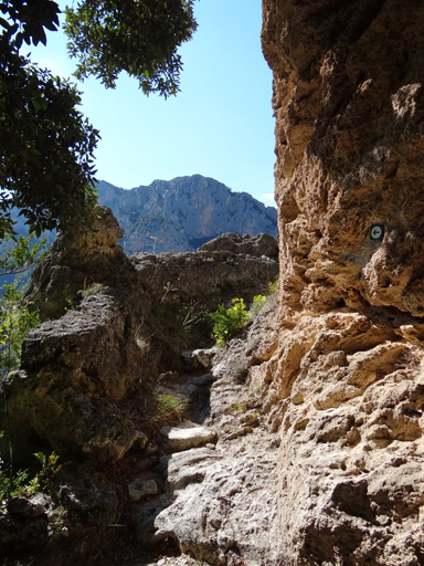 Chemin taillé dans le rocher, au niveau de la grotte N.