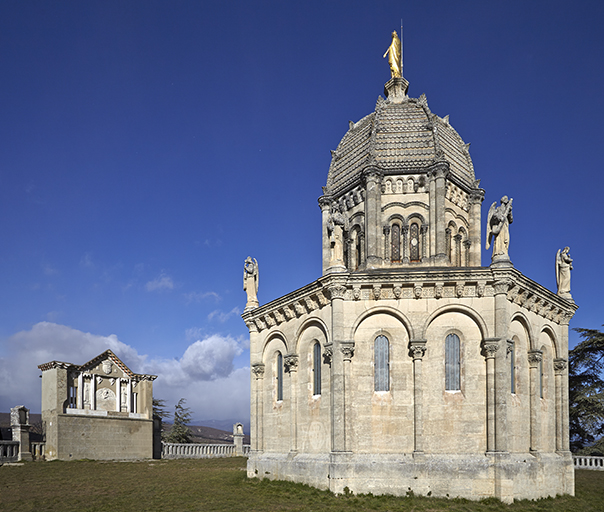 Vue de situation : l'édicule de 1939 et la chapelle Notre-Dame-de-Provence.