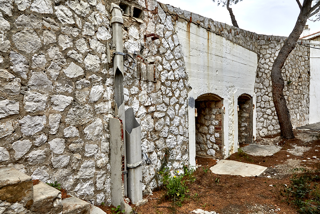 Mur latéral à niches de la plate-forme de droite de la batterie de 95mm