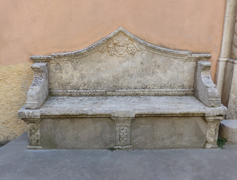 Banc installé devant la façade nord.