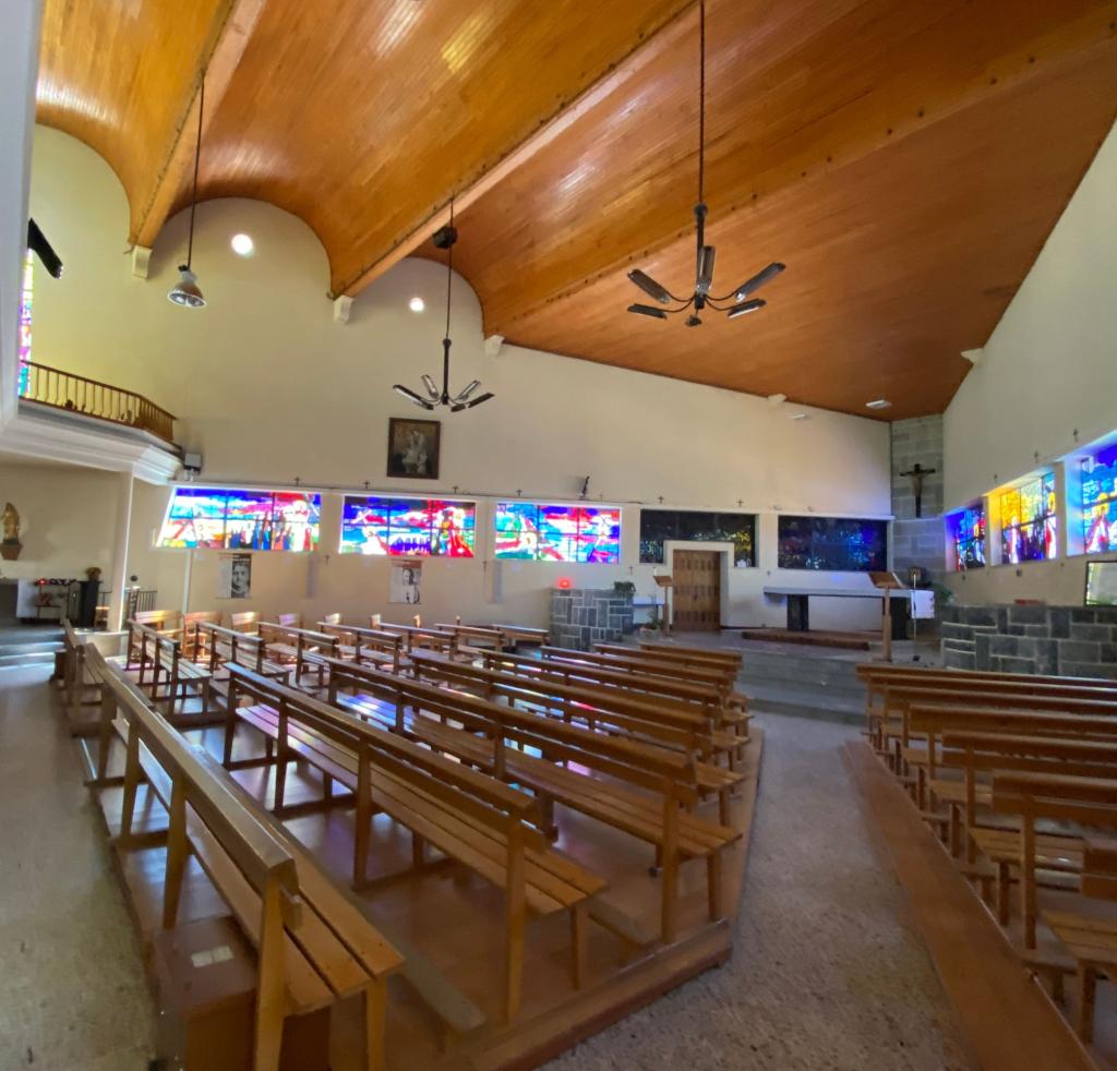 Vue intérieure de l'église : la nef.