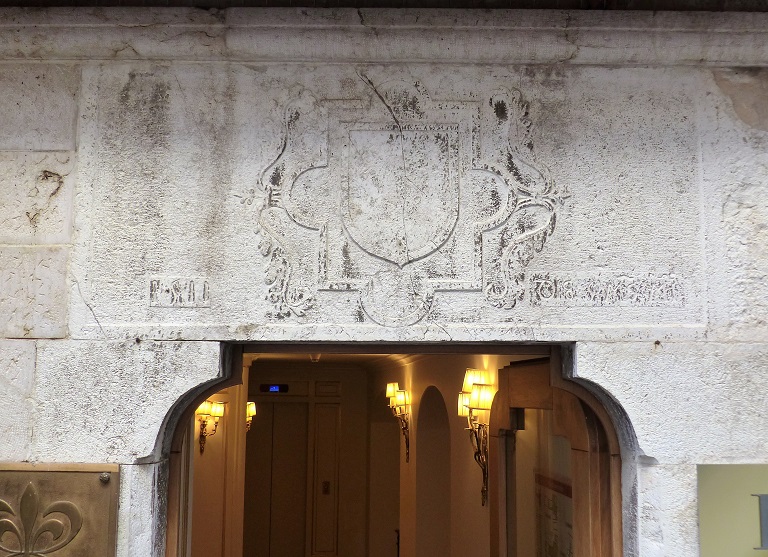 Maison (2022 AY 163). Porte du logis. Détail du linteau sculpté monolithe sur coussinets avec l'inscription : 1511 DIE 5 MSMI.