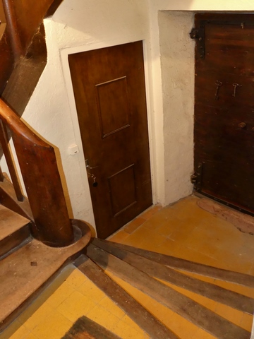 Partie sud. Rez-de-chaussée surélevé, escalier. Vue de volume prise du sud-est.