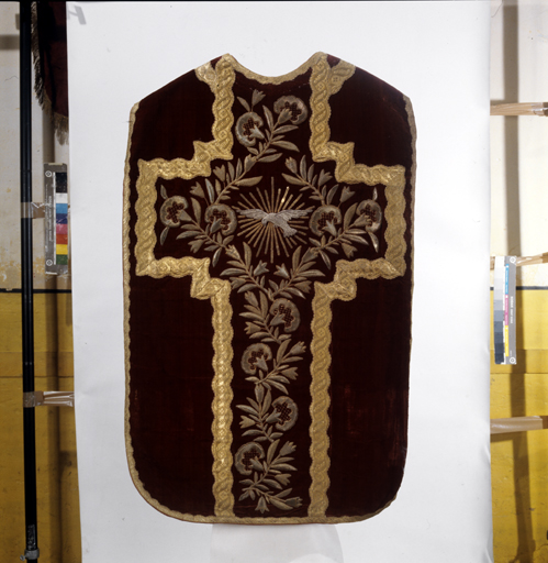 ensemble de vêtements liturgiques : chasuble, étole, manipule No 1(ornement rouge)