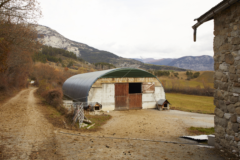 Thorame-Basse. Le Barri. Bergerie-tunnel.