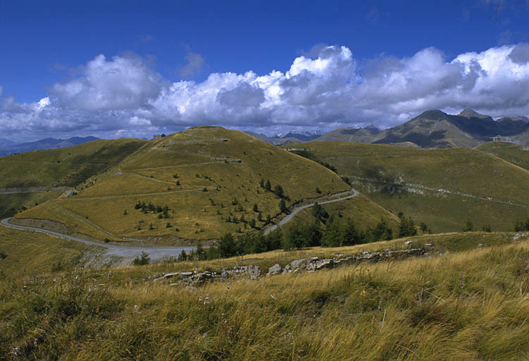 Vue prise de l'ouvrage de Millefourches, au sud-est. Au premier plan, Baisse de la Proverière, route militaire (D68) et sentier montant à l'ouvrage.