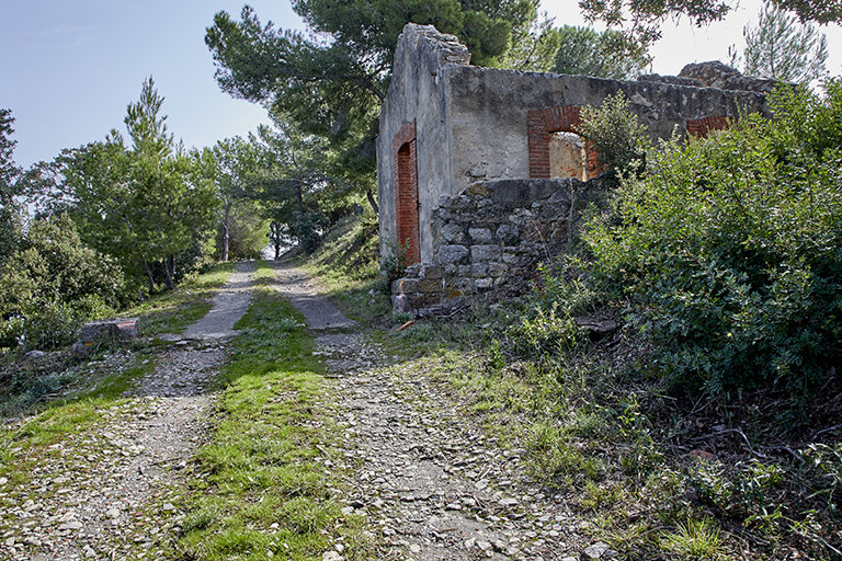 Le chemin d'accès, le corps de garde ou logement de gardien de batterie, avec mur de cloture ruiné