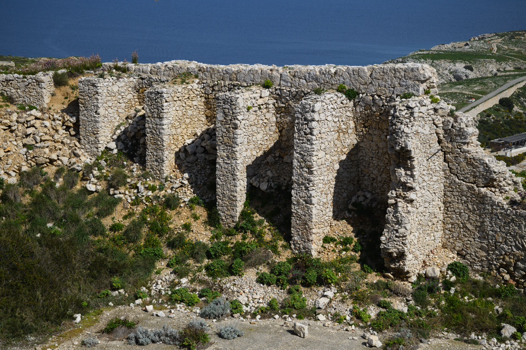 3e groupe (3b) ruines de la face droite de la contregarde nord (l), contreforts intérieurs