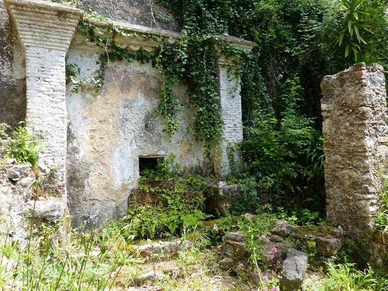 Cour au sud de la ferme. Fontaine. 