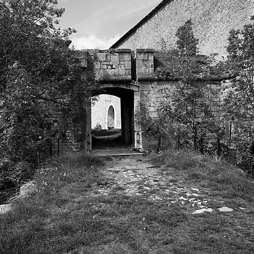 Front intérieur. Porte 31 vue de l'extérieur. A droite, mur de fond de la caserne B.