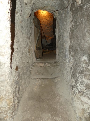 Etage de soubassement, passage entre les deux celliers à travers un probable rempart.