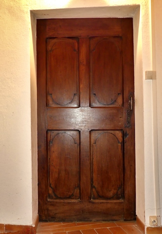 Partie nord. Rez-de-chaussée surélevé, vestibule. Mur nord, porte de la cuisine.