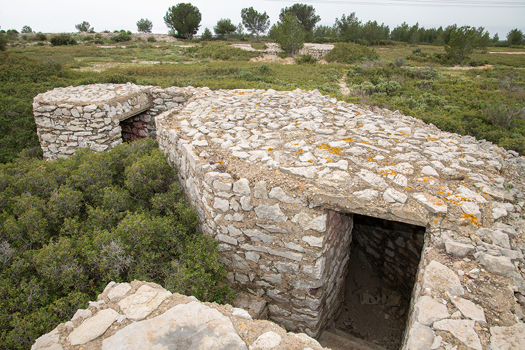 Portes d'abris-soutes dans les murs d'une des six cuves en pierre de la batterie antiaérienne pour canons de 7,5cm