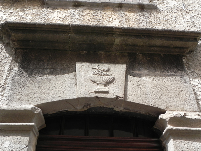 Parcelle D169b. Porte de logis, linteau et fronton en pierres de taille de grès.