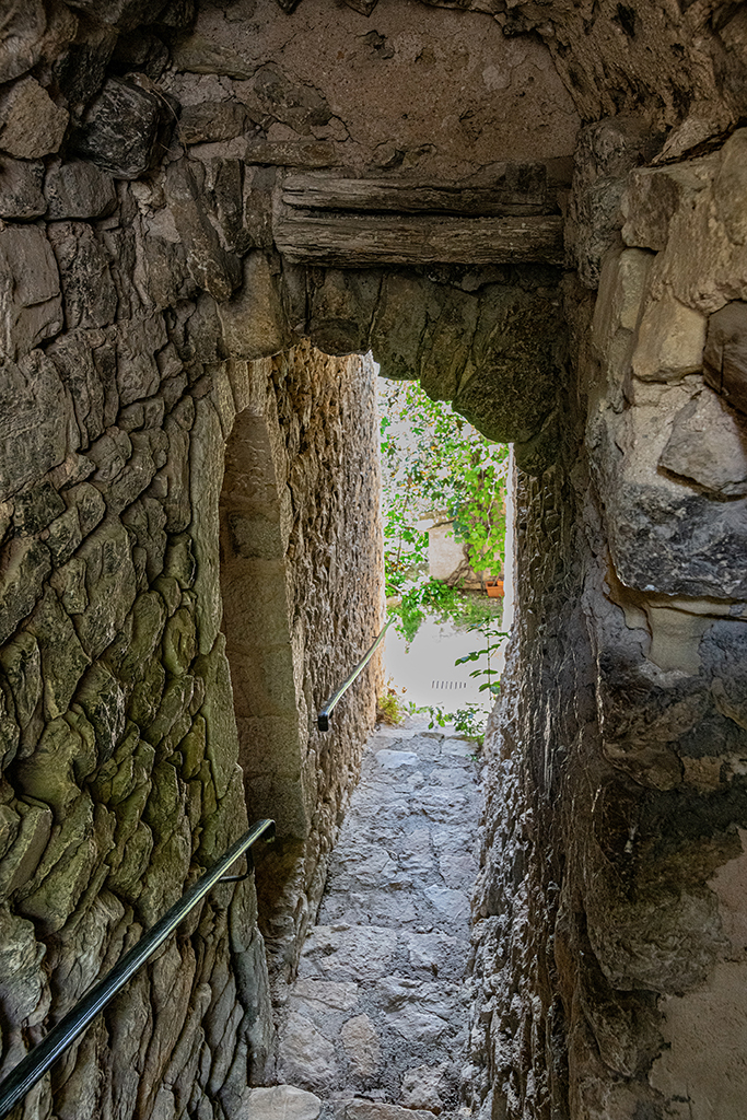 Passage couvert, entre la rue des ormeaux et la rue des roses trémières, vu depuis le haut ; à gauche porte d'accès au premier étage de soubassement de la maison du 79 rue des ormeaux, parcelle C 853.