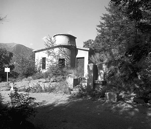 Casemate d'instruction. Pignon gauche. Entrée et cloche simulée.