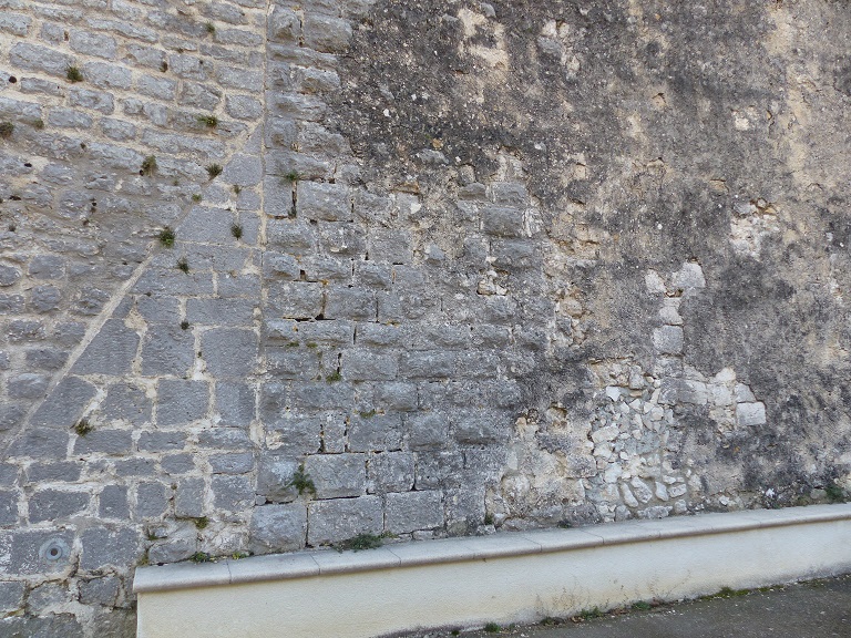 Château-fort, puis chapelle des pénitents blancs (2023 B 549). Détail du parement nord avec des pierres à bossage.