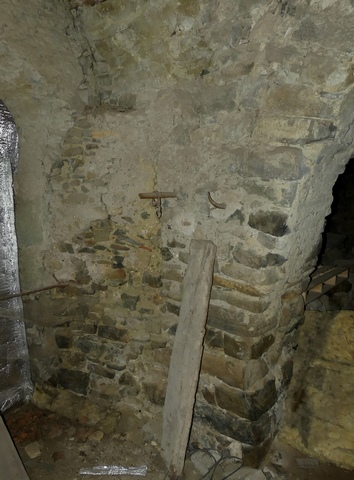 Premier étage de soubassement, remise. Angle sud-est, ancrage de l'arcade dans la muraille médiévale déparementée.
