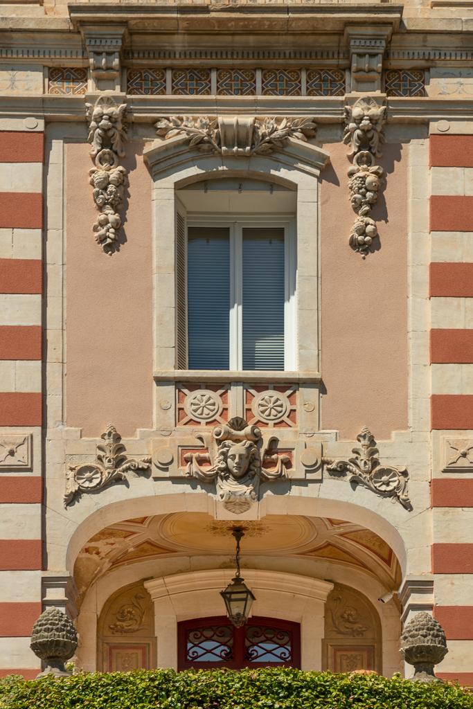 Façade sud : avant-corps central, détail du deuxième niveau. 